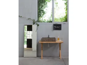 Mobile Bagno da appoggio minimalista, in legno di rovere e lavabo in pietra Piasentina K25 40 di Compab