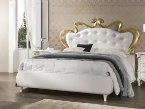 Letto classico in ecopelle con testiera trapuntata con bordo in legno decorato in oro laccato Athena di Adriatica