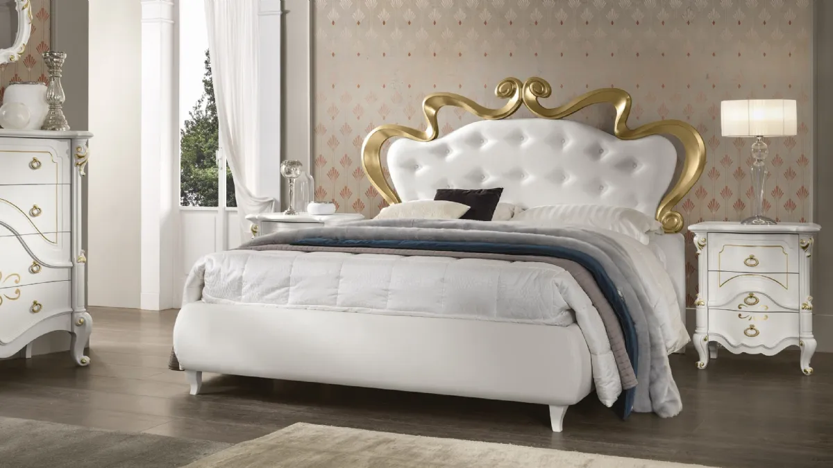 Letto classico in ecopelle con testiera trapuntata con bordo in legno decorato in oro laccato Athena di Adriatica