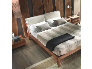 Letto in massello di Noce con testiera in tessuto imbottito Leonardo L950 di Arte Brotto