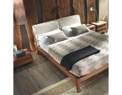 Letto in massello di Noce con testiera in tessuto imbottito Leonardo L950 di Arte Brotto