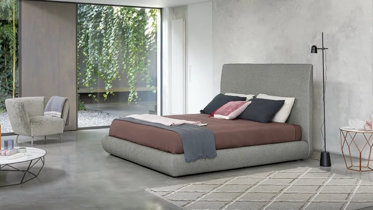 Letto in tessuto imbottito con testiera alta e box contenitore Bloom di Bonaldo