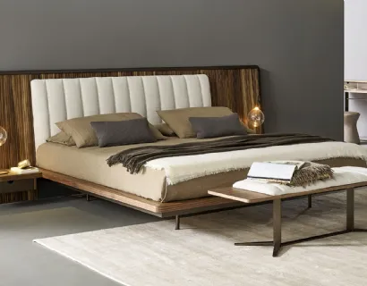 Letto con grande testiera in legno e una più piccola in tessuto imbottito e trapuntato Nelson Bed di Bonaldo