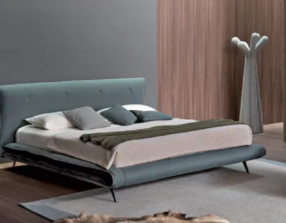 Letto in tessuto imbottito con testiera Saddle Bed di Bonaldo