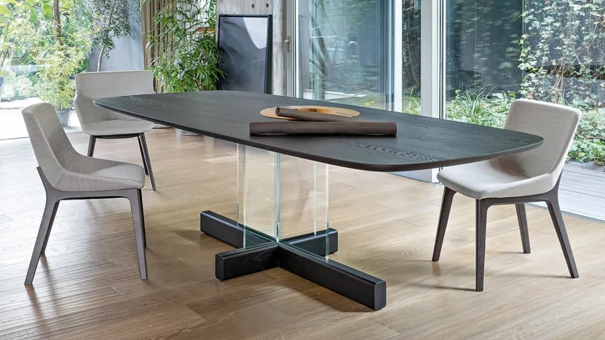 Tavolo Cross Table Glass con top in legno e base in cristallo trasparente di Bonaldo